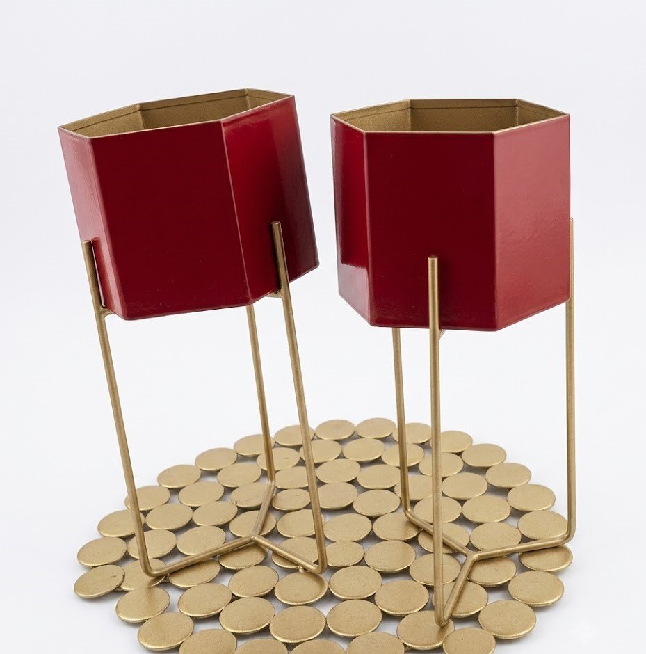 Dark glam red plant pot on metal stand 27cm Dark glam red plant pot on metal stand 27cm for home and garden décor in Lagos, Nigeria