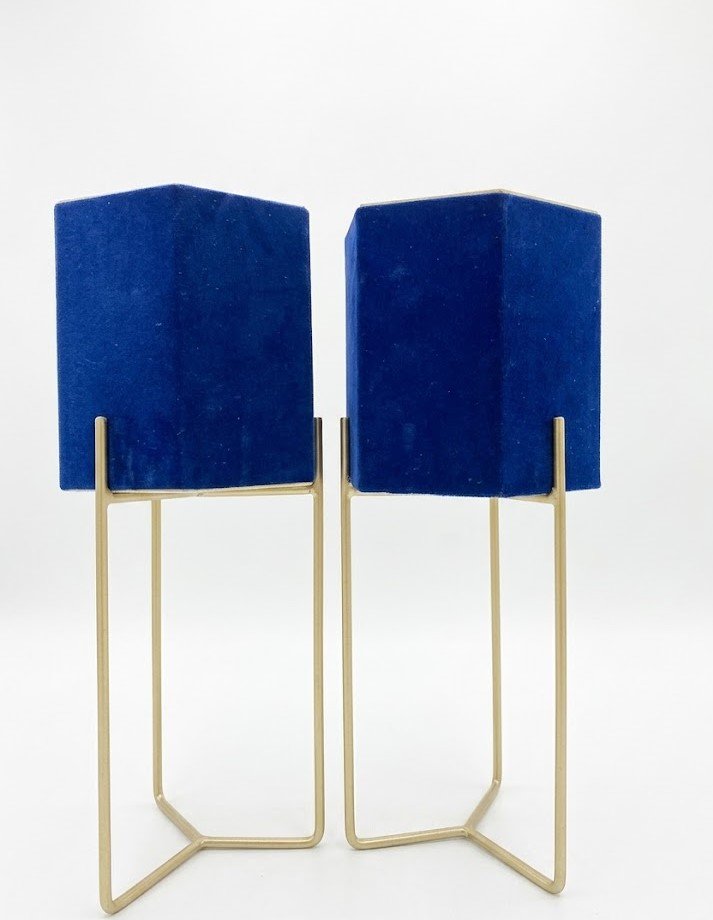 Dark glam navy plant pot on metal stand Dark glam navy plant pot on metal stand 33.5cm decorative flower planter in Lagos, Nigeria