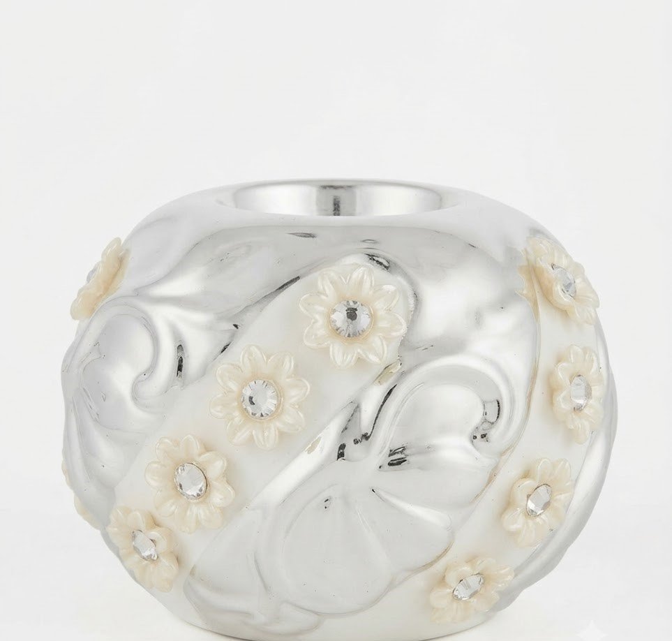 Small silver round glass tealight holder Small silver round glass tealight holder with a reflective finish for elegant table decor in Lagos, Nigeria