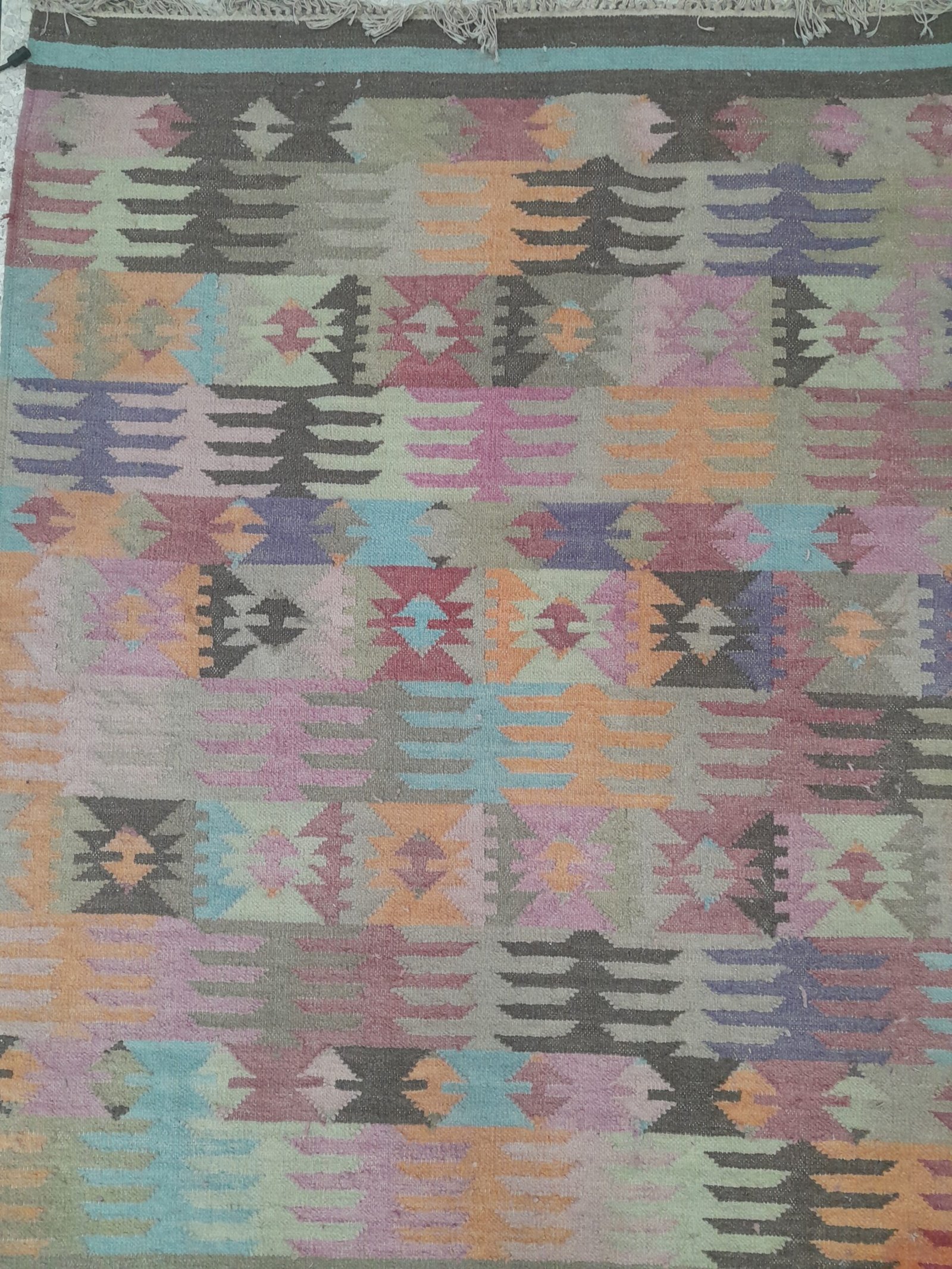 60600 Carpet Rug 4 By 6 - Image 1