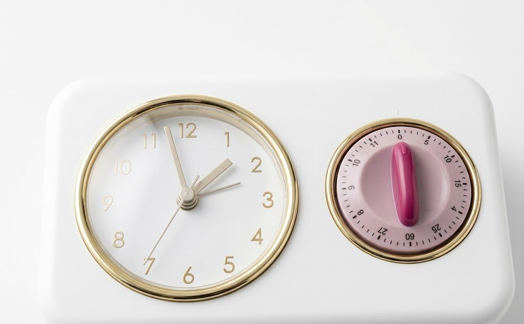 Vintage burgundy red kitchen clock Vintage burgundy red kitchen clock with built-in timer for retro wall styling in Lagos, Nigeria